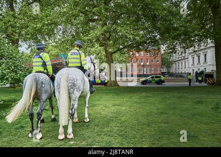 Deux officiers de police métropolitains montés dans le parc St James, à l'extérieur du 10 Downing Street, Londres, Angleterre. Banque D'Images