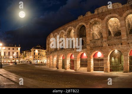 Vue pittoresque de la Piazza Bra et de l'amphithéâtre Verona Arena (Arena di Verona) dans la nuit de la lune. VÉRONE, ITALIE