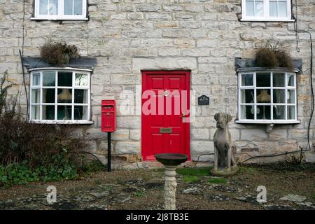 Une grande promenade jusqu'à un grand pub: Le Fauconberg Arms, Coxwold, North Yorkshire. Une façade d'une maison à Kilburn. Banque D'Images