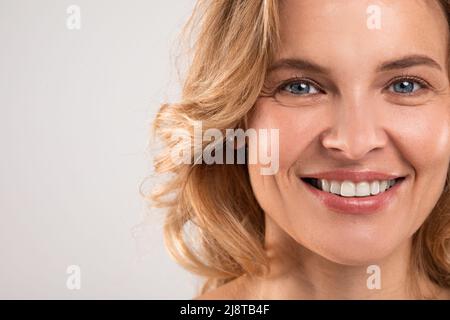 Concept des pieds de Crow. Gros plan Portrait d'une femme souriante qui regarde l'appareil photo Banque D'Images