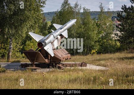Sa-2 Guideline système de défense aérienne à haute altitude conçu par l'Union soviétique dans le parc de l'aviation et de l'aéronautique, à côté de l'autoroute dans la ville d'Omurtag, en Bulgarie Banque D'Images