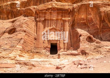 Tombeau de la Renaissance antique sculpté dans un rocher de grès, canyon de Wadi Farasa, Petra, Jordanie Banque D'Images