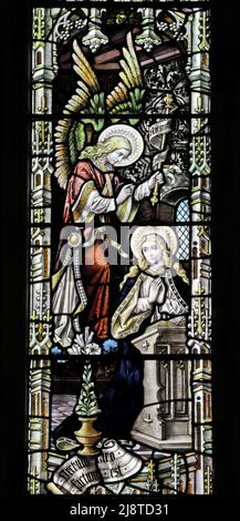 Vitraux de Percy Bacon & Brothers illustrant l'Annonciation à la Vierge Marie, St Martin de Tours, North Nibley, Gloucestershire Banque D'Images
