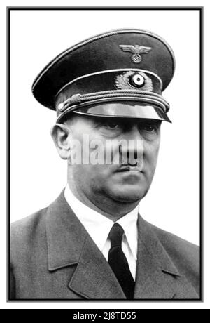 1940s Adolf Hitler Fuhrer und Reichskanzler en uniforme avec chapeau à pic. Lumière naturelle Portrait de reportage fort avec fond blanc. Expression sombre sérieuse. Dirigeant le parti nazi Allemagne pendant la Seconde Guerre mondiale WW2 Seconde Guerre mondiale Banque D'Images