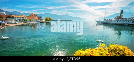 Vue panoramique sur le lac de Genève avec vieux ferry touristique dans la ville de Vevey. Le canton de Vaud, Suisse Banque D'Images