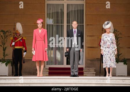 (De gauche à droite) la duchesse de Cambridge, le comte de Wessex et la comtesse de Wessex assistant à une fête du jardin royal au palais de Buckingham à Londres. Date de la photo: Mercredi 18 mai 2022. Banque D'Images