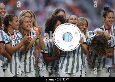 Turin, Italie, 16th mai 2022. L'équipe féminine de Juventus célèbre le trophée de la ligue avant de commencer le match de la série A à l'Allianz Stadium, à Turin. Le crédit photo devrait se lire: Jonathan Moscrop / Sportimage Banque D'Images