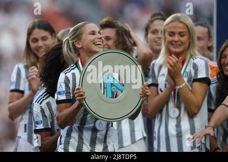 Turin, Italie, 16th mai 2022. L'équipe féminine de Juventus célèbre le trophée de la ligue avant de commencer le match de la série A à l'Allianz Stadium, à Turin. Le crédit photo devrait se lire: Jonathan Moscrop / Sportimage Banque D'Images