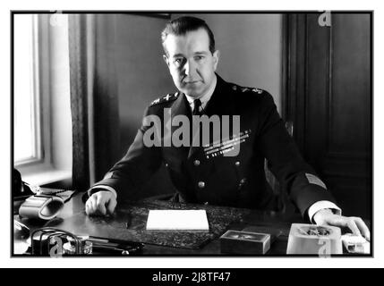 LUNDQVIST 1940s Portrait en uniforme à son bureau Lieutenant général Jarl Frithiof Lundqvist (1896–1965), Chef de la Défense des Forces de défense finlandaises Finlande pendant la Seconde Guerre mondiale Date 1946 Banque D'Images