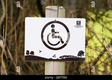 Panneau de stationnement pour personnes handicapées sur un poteau extérieur dans une réserve naturelle de Worcestershire Wildlife Trust, Royaume-Uni. Banque D'Images