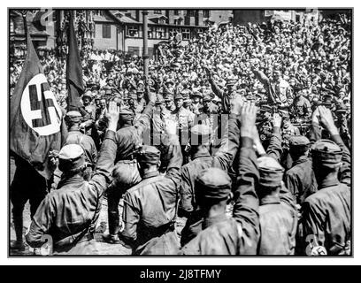 1920s Adolf Hitler (dirigeant du parti nazi), Joseph Goebbels (Gauleiter à Berlin), Franz Pfeffer von Salomon (dirigeant de la sa), etc. Au rassemblement de Nuremberg 1929, le Congrès du parti nazi s'est tenu à Nuremberg, en Allemagne, du 1 au 4 août. Salutes nazis, uniformes de chemises de marron, etc Banque D'Images