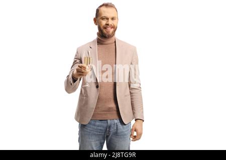 Un jeune homme souriant toaste avec un verre de champagne isolé sur fond blanc Banque D'Images