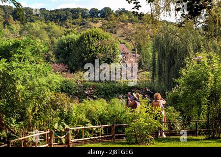 GIVERNY, FRANCE - 31 AOÛT 2019 : des visiteurs non identifiés inspectent le jardin du musée-domaine du peintre impressionniste Claude Monet. Banque D'Images