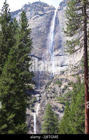 Upper Yosemite Falls dans le parc national de Yosemite Banque D'Images