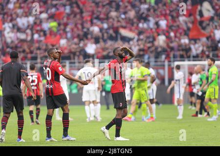 Milan, Italie. 15th mai 2022. Italie, Milan, mai 15 2022: Fikayo Tomori (défenseur de Milan) célèbre la victoire avec ses coéquipiers à la fin du match de football AC MILAN vs ATALANTA, série A 2021-2022 day37 San Siro stade (Credit image: © Fabrizio Andrea Bertani/Pacific Press via ZUMA Press Wire) Banque D'Images