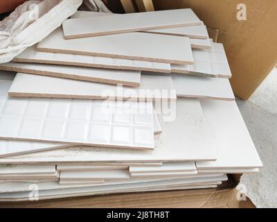 Carreaux de céramique coupant les pièces laissées après la rénovation. Banque D'Images