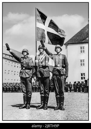 1940s DANEMARK WW2 Nazis SS Frikorps Danmark soldats pendant la prestation de serment dans les casernes SS Hambourg-Langenhorn Danemark Date juillet 1941 WW2 Seconde Guerre mondiale corps libre le Danemark était un corps libre de volontaires danois créé par le Parti nazi danois en coopération avec l'Allemagne nazie, Combattre l'Union soviétique pendant la Seconde Guerre mondiale. Le 29 juin 1941, quelques jours après l'invasion allemande de l'Union soviétique, le journal du DNSAP Fædrelandet proclama la création du corps. Banque D'Images