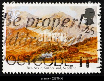 GRANDE-BRETAGNE – VERS 1994 : un timbre imprimé en Grande-Bretagne montre Painting of Sutherland, Écosse par Ben Arkle, vers 1994 Banque D'Images