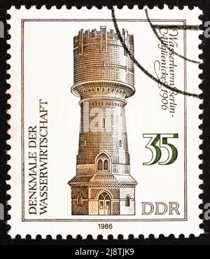 GDR - VERS 1986 : un timbre imprimé en GDR montre la tour d'eau Altglienicke de Berlin, monuments à l'énergie hydraulique, vers 1986 Banque D'Images