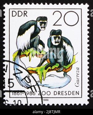 RDA - VERS 1986 : un timbre imprimé en RDA montre le singe Colobus, 125th anniversaire du ZOO de Dresde, vers 1986 Banque D'Images