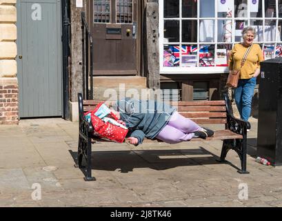 Femme endormi sur la banquette Castle Hill Lincoln City 2022 Banque D'Images