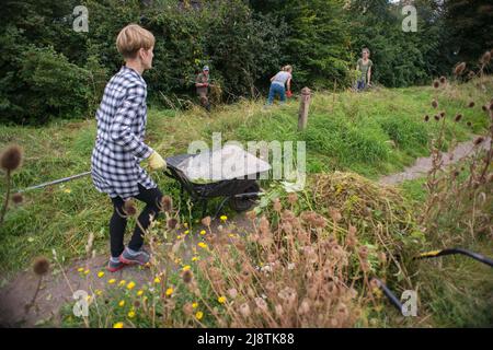 Londres, 23/08/2017: Volontaires de 'The Friends of Tower Hamlets Cemetery Park' nettoyage de la zone. © Andrea Sabbadini Banque D'Images