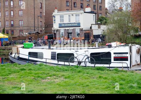 Vue sur le traditionnel Anchor and Hope English Fullers au bord de la rivière Lea Clapton Londres E5 Angleterre KATHY DEWITT Banque D'Images