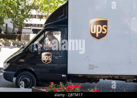 Un employé de la société multinationale américaine d'expédition et de réception et de gestion de la chaîne d'approvisionnement, United Parcel Service (UPS), est présent sur la livraison en Espagne. Banque D'Images