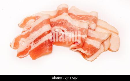 Plusieurs tranches de bacon coupées en tranches sur fond blanc Banque D'Images