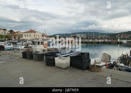 Seaux et boîtes ovales en plastique remplis de filets de pêche prêts à être chargés dans des bateaux amarrés dans le port de pêche de Koper, Slovénie. Banque D'Images