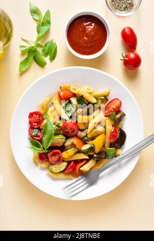 Salade de pâtes Ratatouille sur une assiette sur fond clair.Vue de dessus, plan d'appartement Banque D'Images