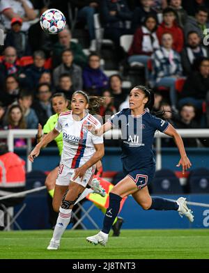 L'avant-projet français de Lyon Delphine Cascarino (R) se bat pour le bal avec la défenseuse française de Paris Saint-Germain Sakina Karchaoui lors de l'UEFA Women's C Banque D'Images