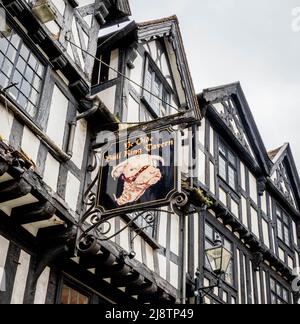 Panneau sur la taverne médiévale (1365) Ye Olde Bull Ring Tavern à Ludlow Shropshire Royaume-Uni montrant une tête de taureau Herefordshire Banque D'Images