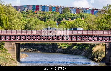 Pont victorien en fonte de Bedminster traversant l'Avon New Cut pour la circulation et les piétons à Bristol Royaume-Uni avec des maisons colorées de Totterdown Beyond Banque D'Images