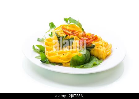 Omelette aux œufs farcie à la tomate et aux légumes verts frits sous forme de gaufres, isolée sur fond blanc Banque D'Images