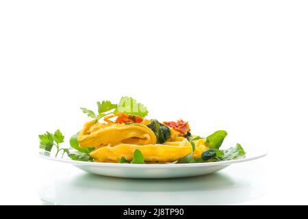 Omelette aux œufs farcie à la tomate et aux légumes verts frits sous forme de gaufres, isolée sur fond blanc Banque D'Images