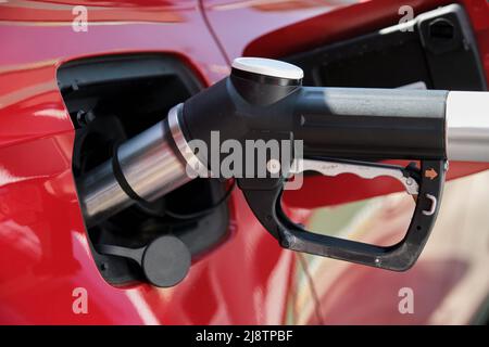 Pompe à gaz naturel comprimé (GNC) alimentant une voiture Banque D'Images