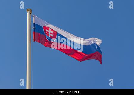Drapeau national de la République de Slovaquie à Blue Sky Sunny Day Banque D'Images