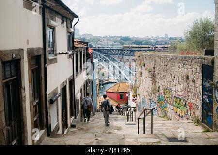 Porto, Portugal, 10.04.22: Brücke Ponte Dom Luís I. Foto: Pressefoto Mika Volkmann Banque D'Images