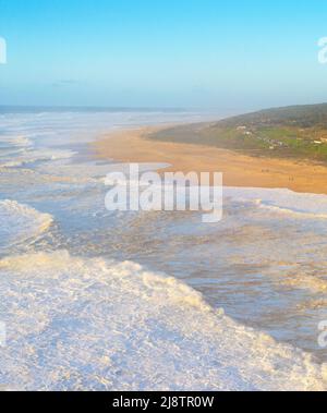 Plage nord de Nazaré - célèbre pour ses vagues géantes. Portugal Banque D'Images