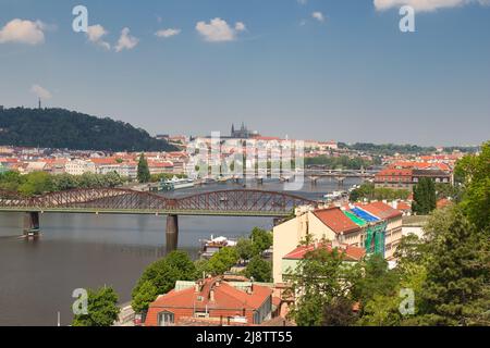 Vue sur le château de Prague depuis Vysehrad sur la Vltava. Banque D'Images
