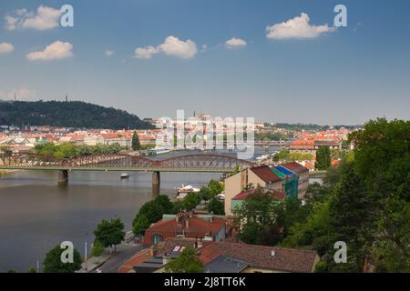 Vue sur le château de Prague depuis Vysehrad sur la Vltava. Banque D'Images