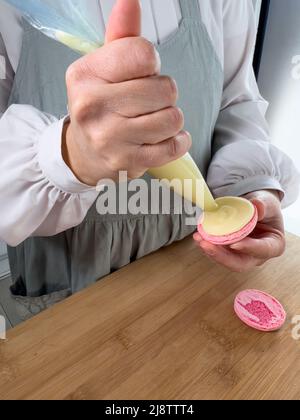 Femme chef à la fabrication de macarons - photo de stock Banque D'Images