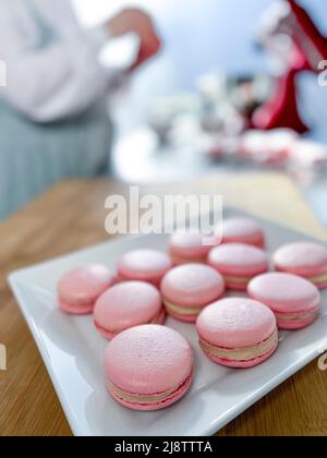 Femme chef à la fabrication de macarons - photo de stock Banque D'Images