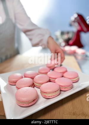 Femme chef à la fabrication de macarons - photo de stock Banque D'Images