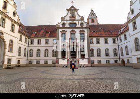 Palais du château de Fussen avec la rivière lech en Bavière Allemagne avec des femmes touristiques . Banque D'Images