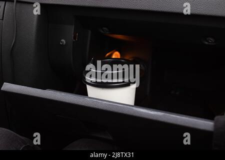 Verre à café dans le porte-gobelet Banque D'Images
