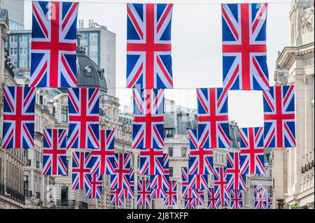 Londres, Royaume-Uni. 18th mai 2022. Les Jacks Union ont maintenant été accrochés à Regent Street - les préparatifs pour les célébrations du Jubilé de platine de la Reine. Crédit : Guy Bell/Alay Live News Banque D'Images