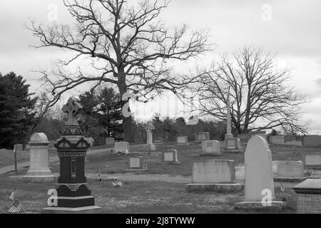 Un vieux cimetière a l'air étrange même à la lumière du jour, avec sa collection de pierres de tête abîmés Banque D'Images