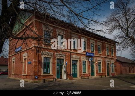 Bâtiment couleur de la station Jistebnik au printemps belle journée fraîche Banque D'Images